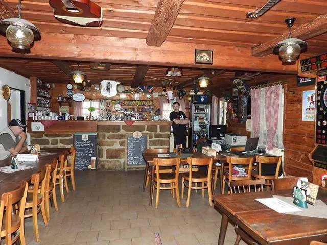 Hauptraum der Gaststube mit Theke