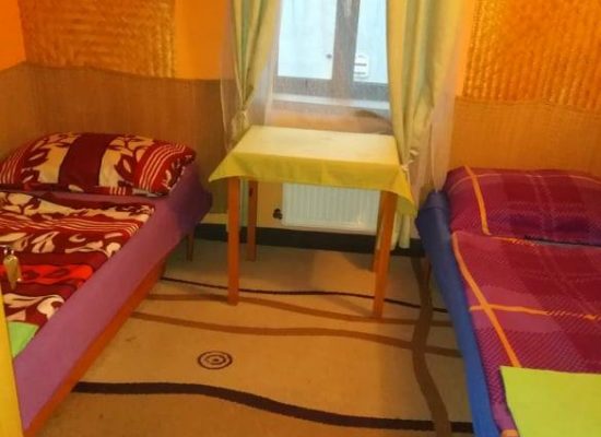 Dvoulúžkový pokoj se sdíleným sociálním zařízením